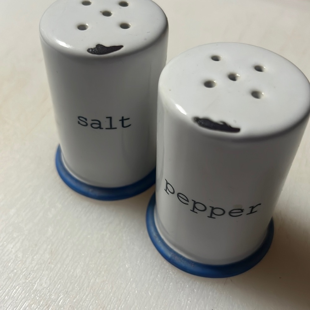 VINTAGE  SALT PEPPER SHAKERS